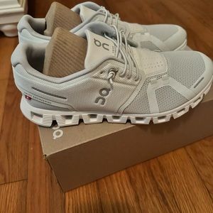 Womens on cloud size 8 **new in box!